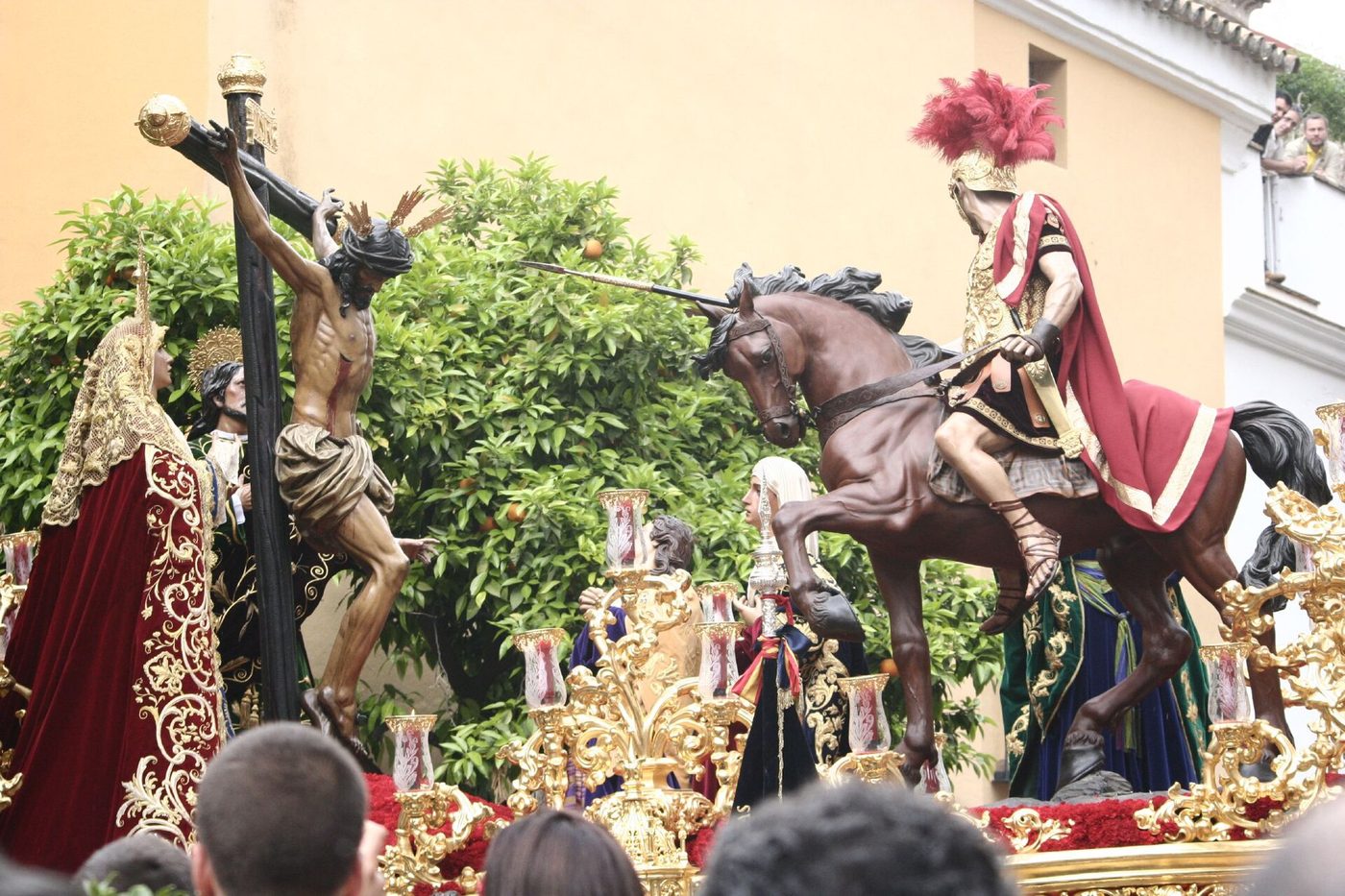 منصّة في موكب أسبوع الآلام (Semana Santa) في إشبيلية