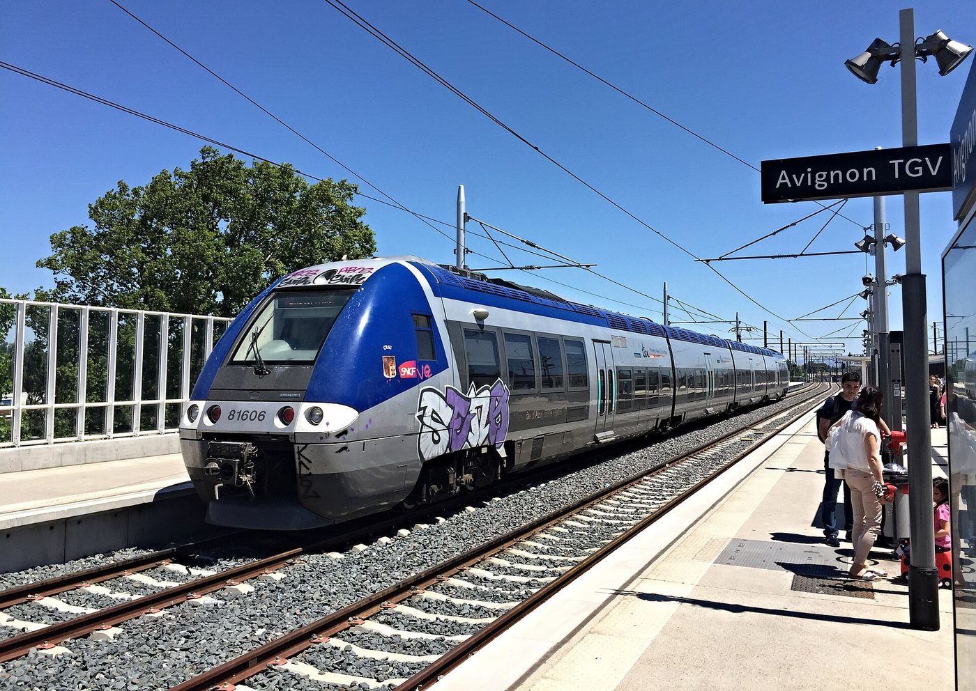 قطار إقليمي في محطة TGV في أفينيون