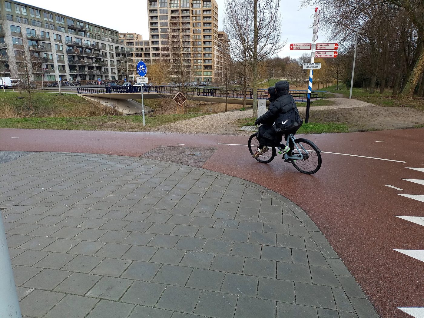 A cyclist at a crossing with “shark teeth” markings