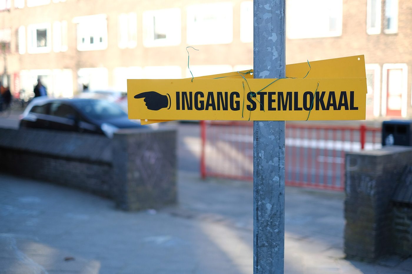 لافتة «Ingang stemlokaal» (مدخل مركز الاقتراع)