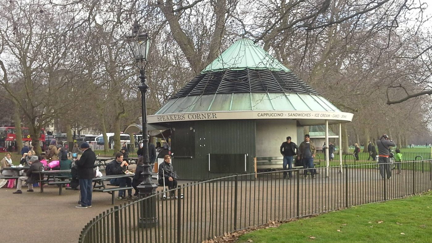 ركن المتحدثين (Speakers’ Corner) في هايد بارك بلندن حيث يحق لأي شخص أن يتكلم