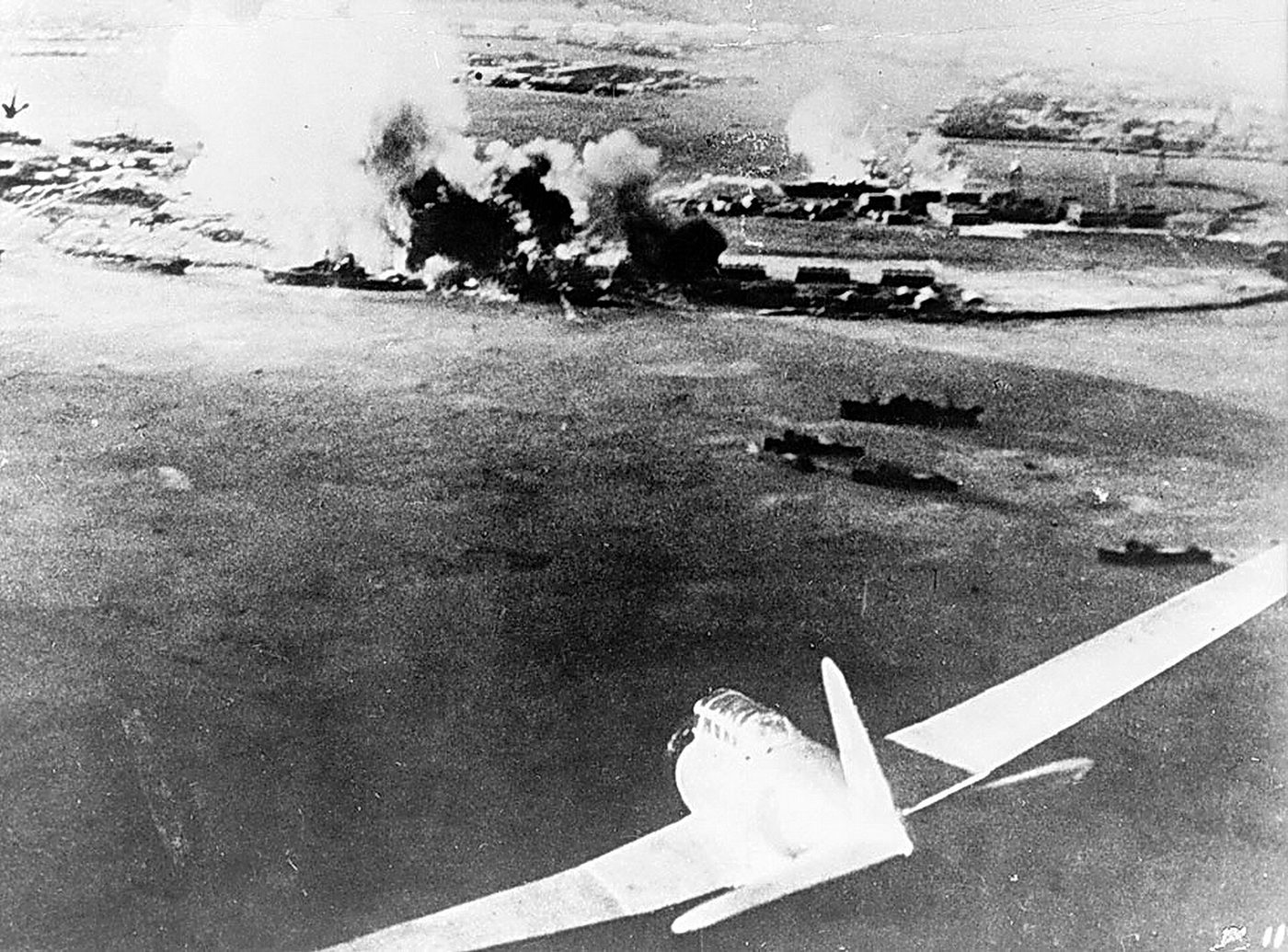 طائرات يابانية تهاجم بيرل هاربر في 7 ديسمبر 1941